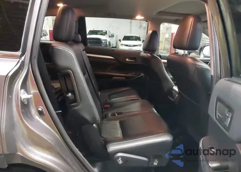2019 Toyota Highlander Xle z USA, uszkodzony, nr VIN 5TDJZRFH1KS590656